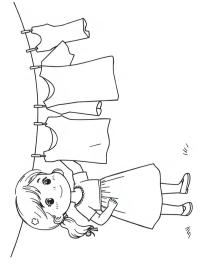 Menina pendurando a roupa